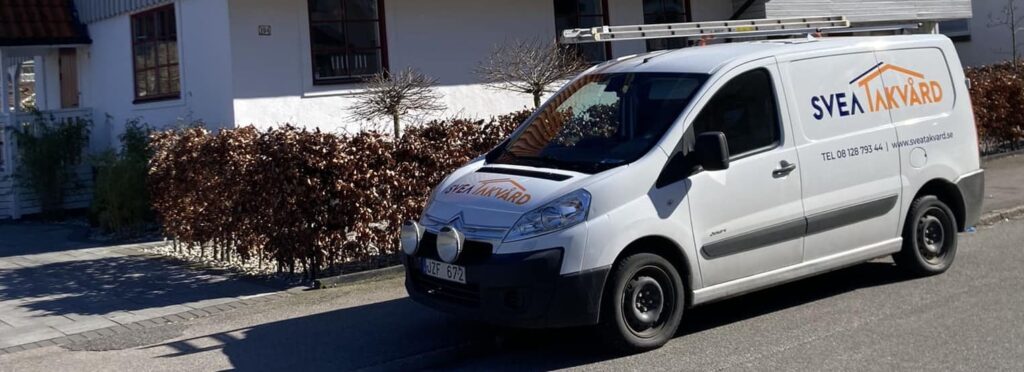 Takvårdare som ska installera nockband i Norrtälje