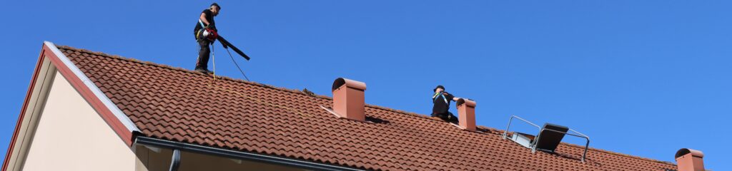 Taktvättare på tak i Norrtälje